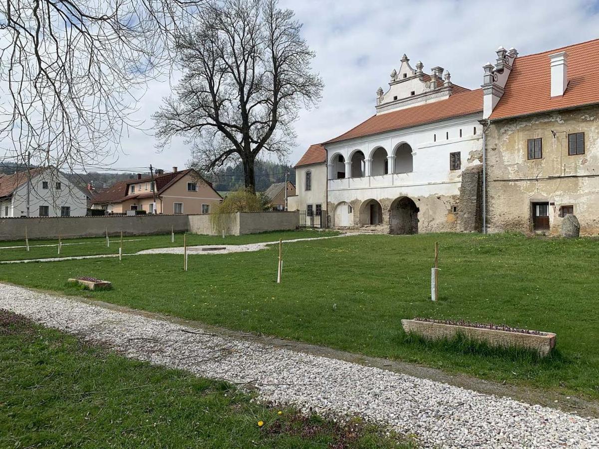 Zamek Mokrosuky Экстерьер фото
