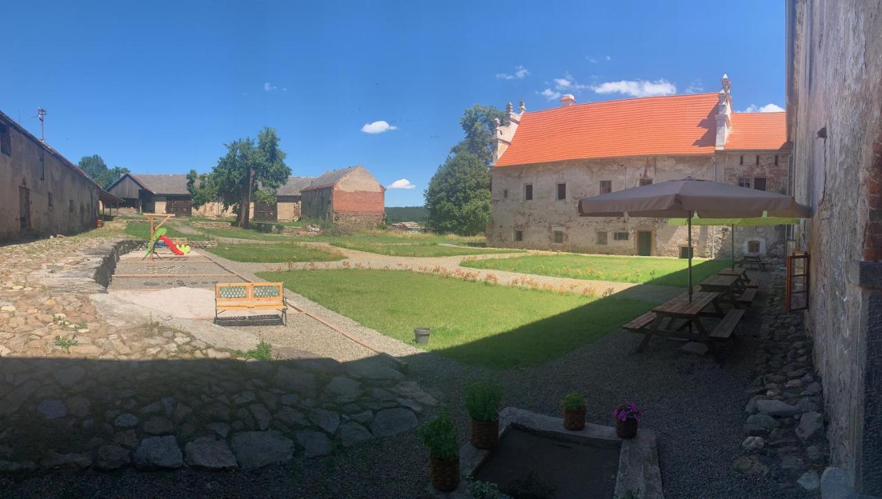 Zamek Mokrosuky Экстерьер фото